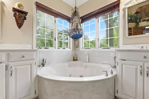 Bath - 3850 E Country Pl, Springfield, MO 65809 photo 3 of 6