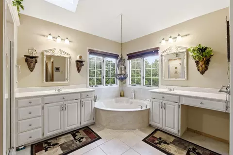 Bath - 3850 E Country Pl, Springfield, MO 65809 photo 2 of 6
