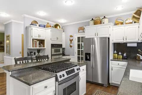 Kitchen - 3850 E Country Pl, Springfield, MO 65809 photo 3 of 6