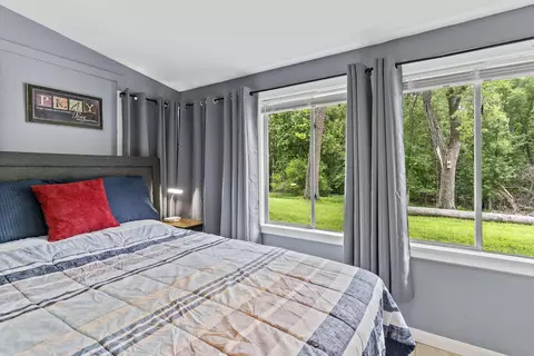 Bedroom - 6482 Long Beach Rd, Branson, MO 65616 photo 5 of 7