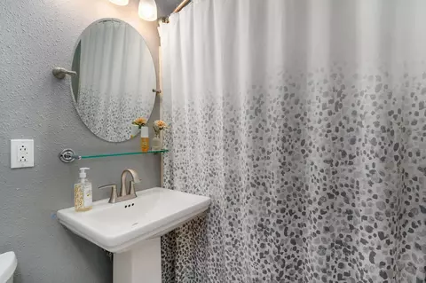 Bath - 3532 W Suzanne Pl, Springfield, MO 65810 photo 4 of 5