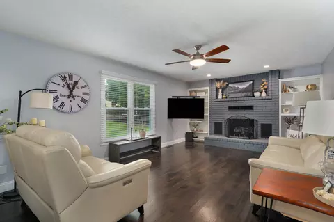 Living - 3532 W Suzanne Pl, Springfield, MO 65810 photo 3 of 5