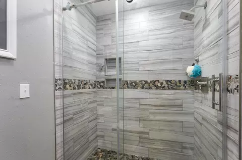 Bath - 3532 W Suzanne Pl, Springfield, MO 65810 photo 3 of 5