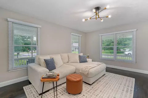 Living - 3532 W Suzanne Pl, Springfield, MO 65810 photo 2 of 5
