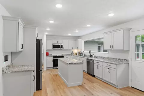 Kitchen - 3312 S Graystone Pl, Springfield, MO 65804 photo 4 of 5