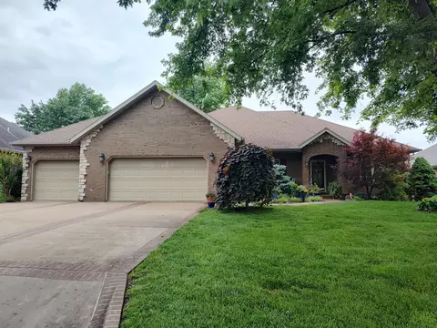 607 N Persimmon Dr, Nixa, MO 65714
