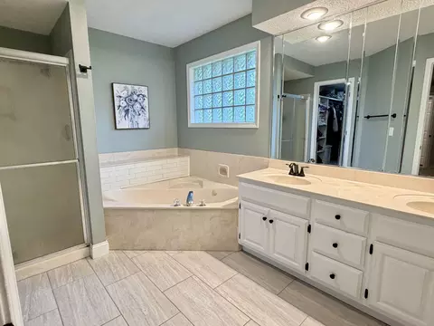 Bath - 4821 E Cherokee St, Springfield, MO 65809 photo 2 of 4