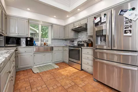 Kitchen - 4832 S Warwick Ave, Springfield, MO 65804 photo 2 of 3