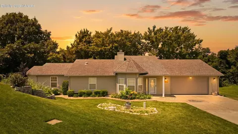 67 Starrville Pl, Reeds Spring, MO 65737