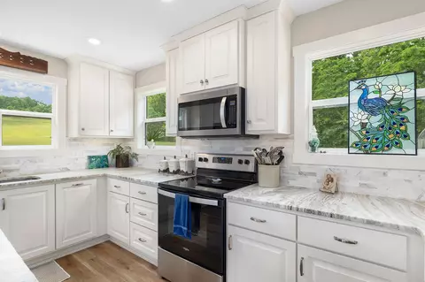 Kitchen - 995 Badger Rd, Oldfield, MO 65720 photo 7 of 7