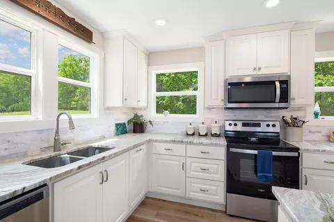 Kitchen - 995 Badger Rd, Oldfield, MO 65720 photo 4 of 7
