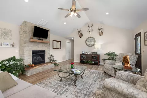 Living - 995 Badger Rd, Oldfield, MO 65720 photo 2 of 4