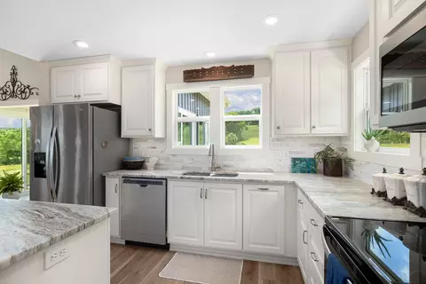 Kitchen - 995 Badger Rd, Oldfield, MO 65720 photo 6 of 7