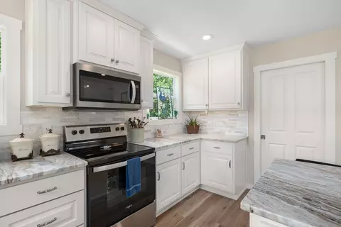 Kitchen - 995 Badger Rd, Oldfield, MO 65720 photo 5 of 7