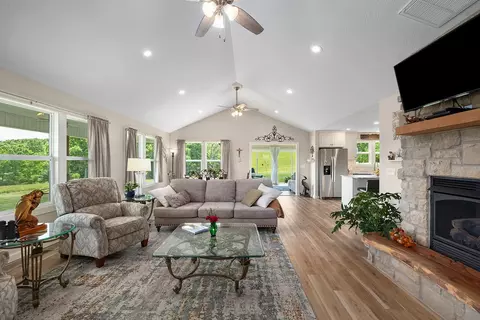 Living - 995 Badger Rd, Oldfield, MO 65720 photo 4 of 4