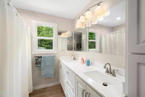 Bath - 995 Badger Rd, Oldfield, MO 65720 photo 1 of 6