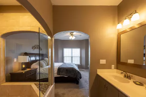 Bath - 835 Fairview St #6, Branson, MO 65616 photo 4 of 8