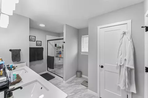 Bath - 2101 N Affirmed Ave, Springfield, MO 65802 photo 2 of 4
