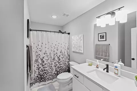 Bath - 2101 N Affirmed Ave, Springfield, MO 65802 photo 3 of 4