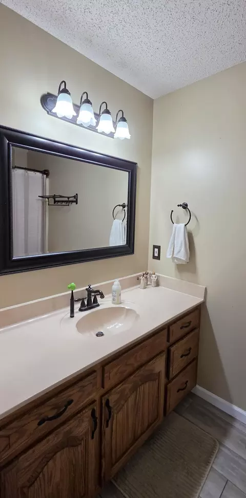 Bath - 6863 W Cactus St, Springfield, MO 65803 photo 1 of 4