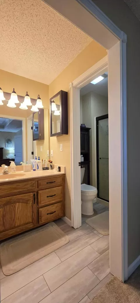 Bath - 6863 W Cactus St, Springfield, MO 65803 photo 3 of 4