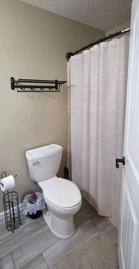 Bath - 6863 W Cactus St, Springfield, MO 65803 photo 2 of 4