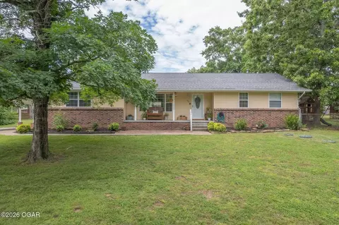 106 Sherwood Dr, Seneca, MO 64865
