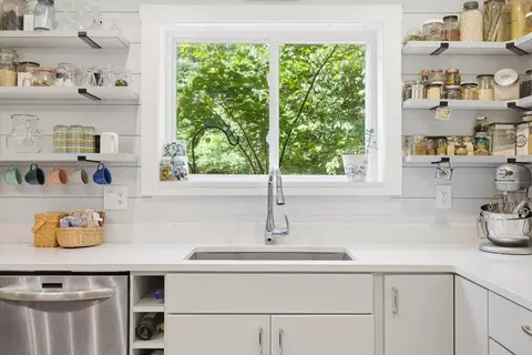 Kitchen - 552 Mark Trl, Sparta, MO 65753 photo 3 of 5