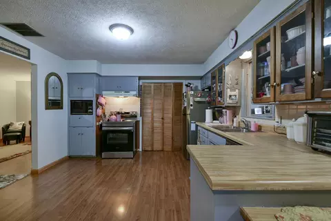 Kitchen - 1939 S Roanoke Ave, Springfield, MO 65807 photo 2 of 3