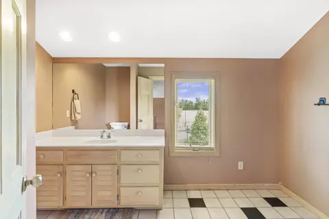 Bath - 3733 E Cromwell Ln, Springfield, MO 65802 photo 4 of 5