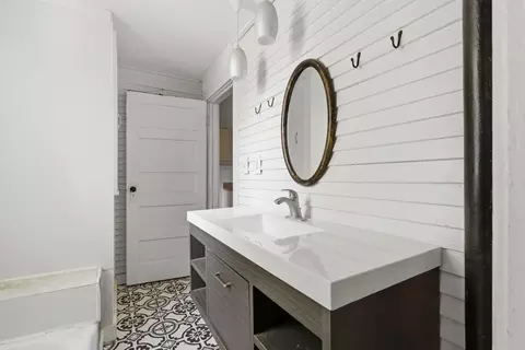 Bath - 901 N Concord Ave, Springfield, MO 65802 photo 1 of 4