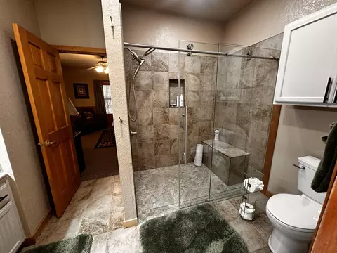 Bath - 264 Oak Ridge Rd, Branson, MO 65616 photo 1 of 6