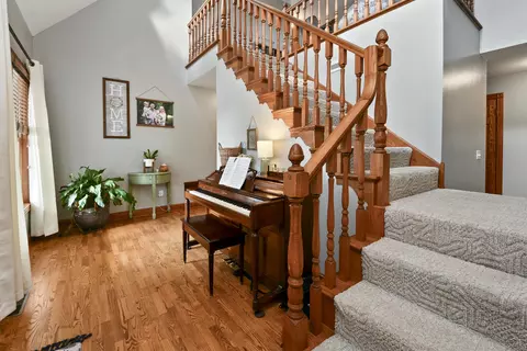 Entry Way - 680 E Trakel Pl, Springfield, MO 65810 photo 2 of 6