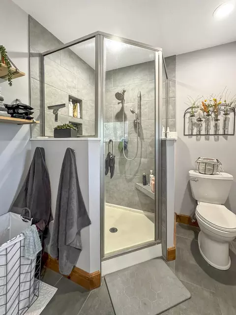Bath - 680 E Trakel Pl, Springfield, MO 65810 photo 3 of 9