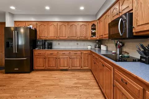 Kitchen - 680 E Trakel Pl, Springfield, MO 65810 photo 4 of 10