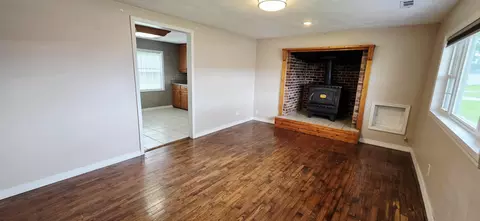 Living - 703 E Jackson St, Marshfield, MO 65706 photo 1 of 4