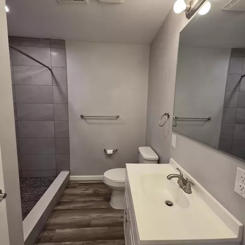 Bath - 1622 W Chestnut St, Springfield, MO 65802 photo 1 of 2