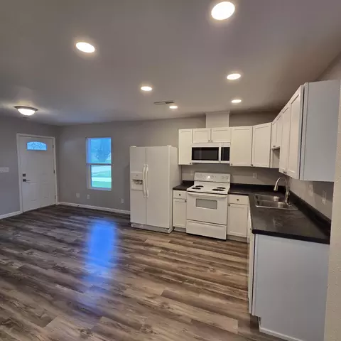 Kitchen - 1622 W Chestnut St, Springfield, MO 65802 photo 2 of 2