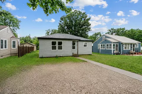 1003 S Rinker Ave, Aurora, MO 65605