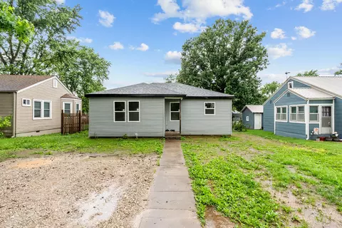 1003 S Rinker Ave, Aurora, MO 65605