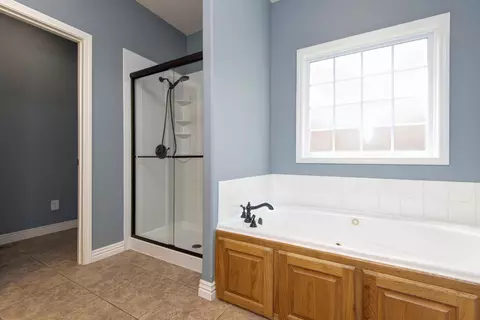 Bath - 3871 W Olivia St, Springfield, MO 65810 photo 1 of 5