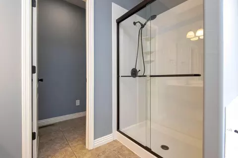Bath - 3871 W Olivia St, Springfield, MO 65810 photo 3 of 5