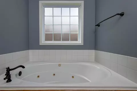 Bath - 3871 W Olivia St, Springfield, MO 65810 photo 2 of 5