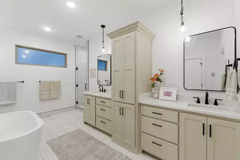 Bath - 4411 E Hidden Oak St, Springfield, MO 65802 photo 1 of 6