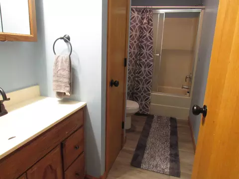 Bath - 547 N Dill St, Marshfield, MO 65706 photo 1 of 7
