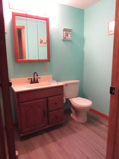 Bath - 547 N Dill St, Marshfield, MO 65706 photo 6 of 7