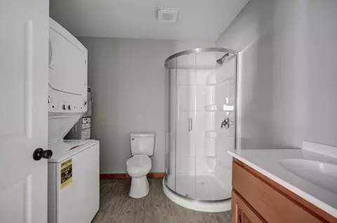 Bath - 717 Benham Ave, Neosho, MO 64850 photo 2 of 4