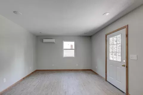 Living - 717 Benham Ave, Neosho, MO 64850 photo 2 of 5