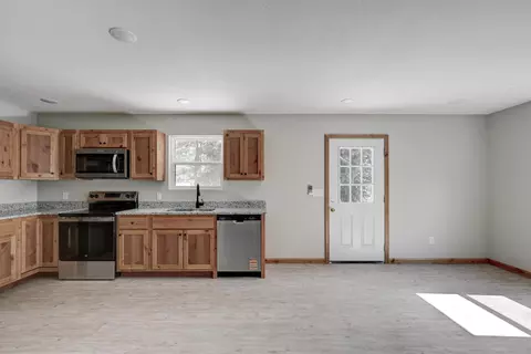Living - 717 Benham Ave, Neosho, MO 64850 photo 4 of 5