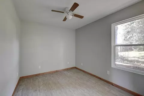 Bedroom - 717 Benham Ave, Neosho, MO 64850 photo 4 of 11